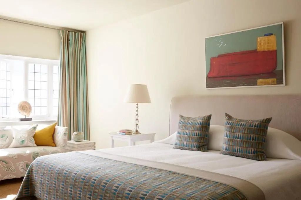 Elegantes Schlafzimmer mit Kunstwerk und Lampe