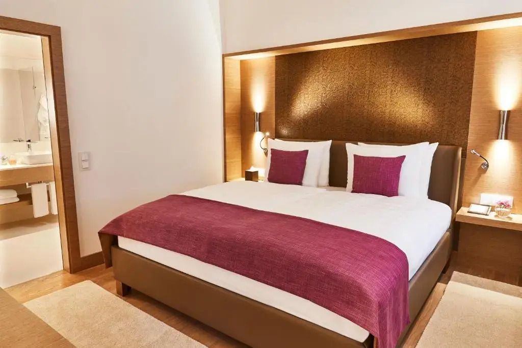 Gemütliches Schlafzimmer mit Doppelbett und modernen Akzenten in warmen Tönen.