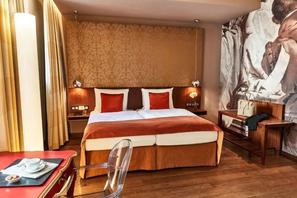 Gemütliches Deluxe Doppelzimmer mit stilvoller Einrichtung in warmen Erdtönen