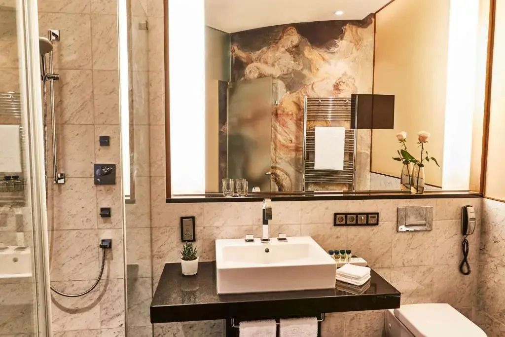 Modernes Badezimmer mit luxuriösem Waschbecken und Marmorfliesen