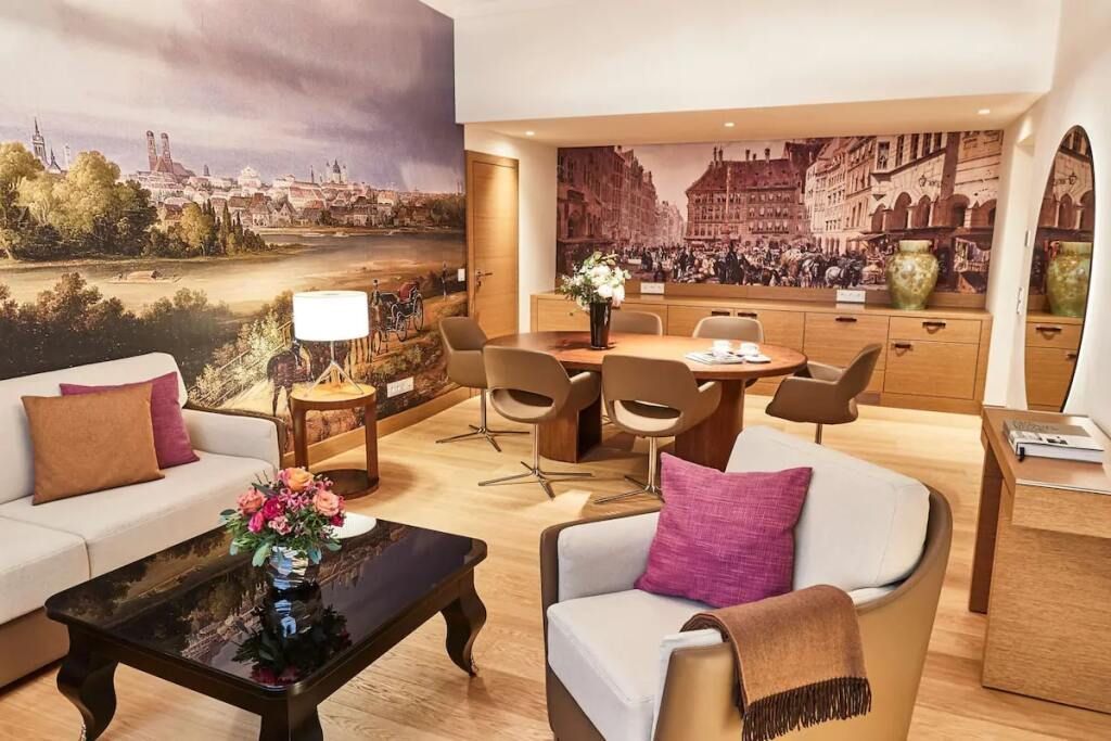 Elegantes Wohnzimmer der Executive Deluxe Suite mit stilvoller Einrichtung.