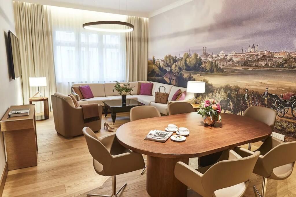 Großzügiger Wohnbereich mit Sitzecke und Essbereich in der Suite.