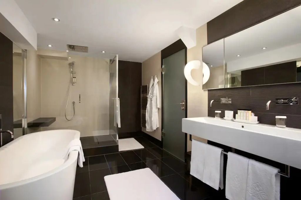 Luxuriöses Badezimmer mit freistehender Badewanne und moderner Dusche.