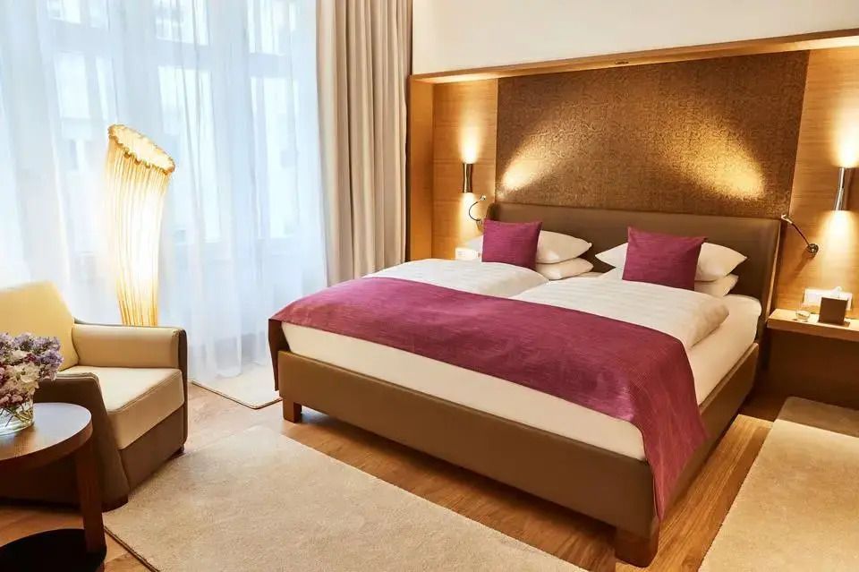 Elegantes Grand Deluxe Doppelzimmer mit Doppelbett und natürlichem Licht