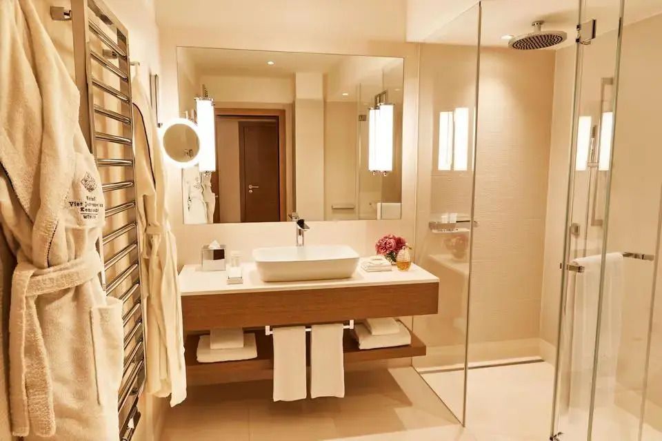 Modernes Badezimmer mit geräumiger Dusche und stilvollem Waschbecken