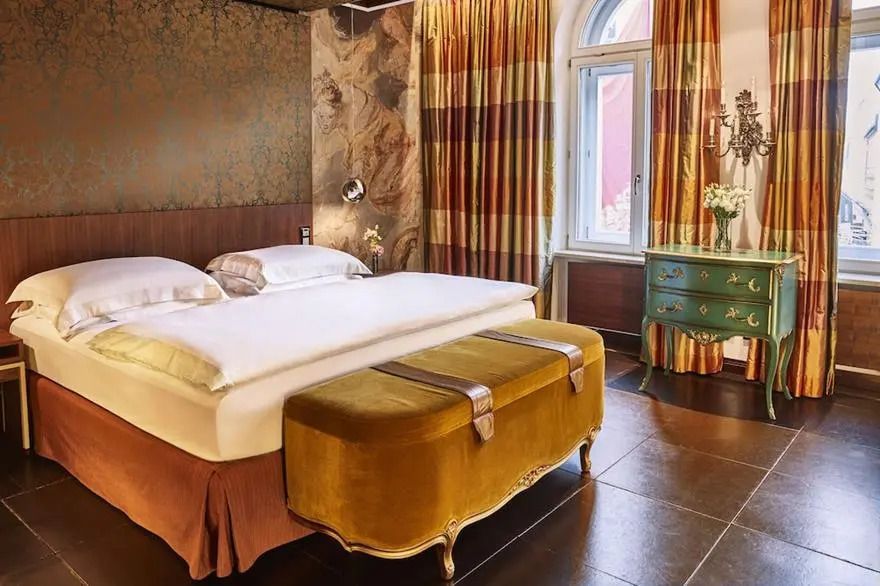 Elegantes Schlafzimmer der Ludwig Suite mit stilvollen Vorhängen und edlem Mobiliar