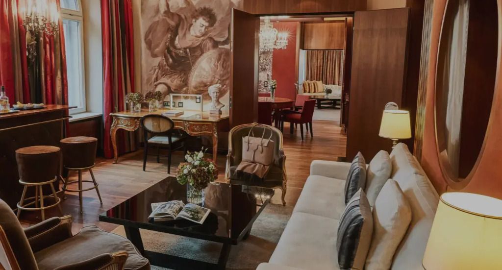 Opulentes Wohnzimmer der Ludwig Suite mit antikem Dekor und gemütlicher Sitzecke