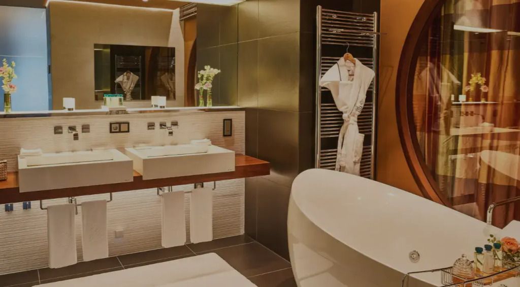Modernes Badezimmer der Ludwig Suite mit freistehender Badewanne und Designer-Armaturen