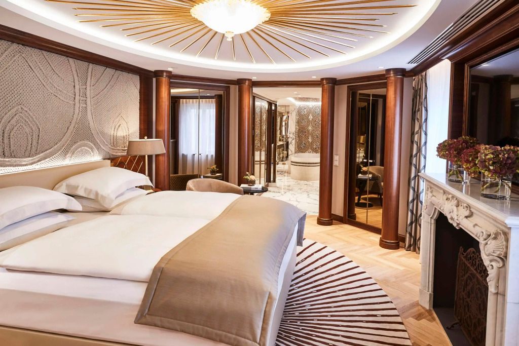 Elegantes Schlafzimmer in der Maximilian Doppel Suite mit luxuriöser Einrichtung