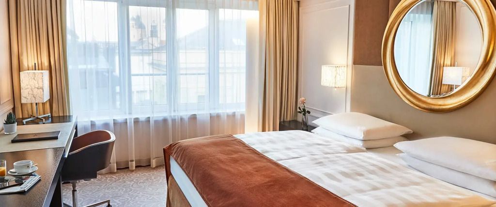 Helles Premier Doppelzimmer im Hotel mit großen Fenstern und elegantem Design