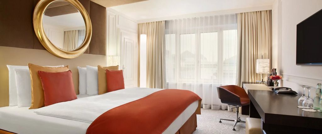 Modern eingerichtetes Premier Doppelzimmer mit Sitzgelegenheit und großen Fenstern