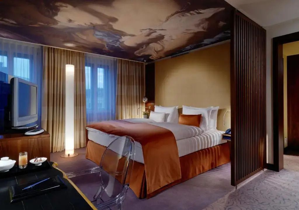 Elegantes Signature Doppelzimmer mit luxuriösem Doppelbett und stilvoller Beleuchtung