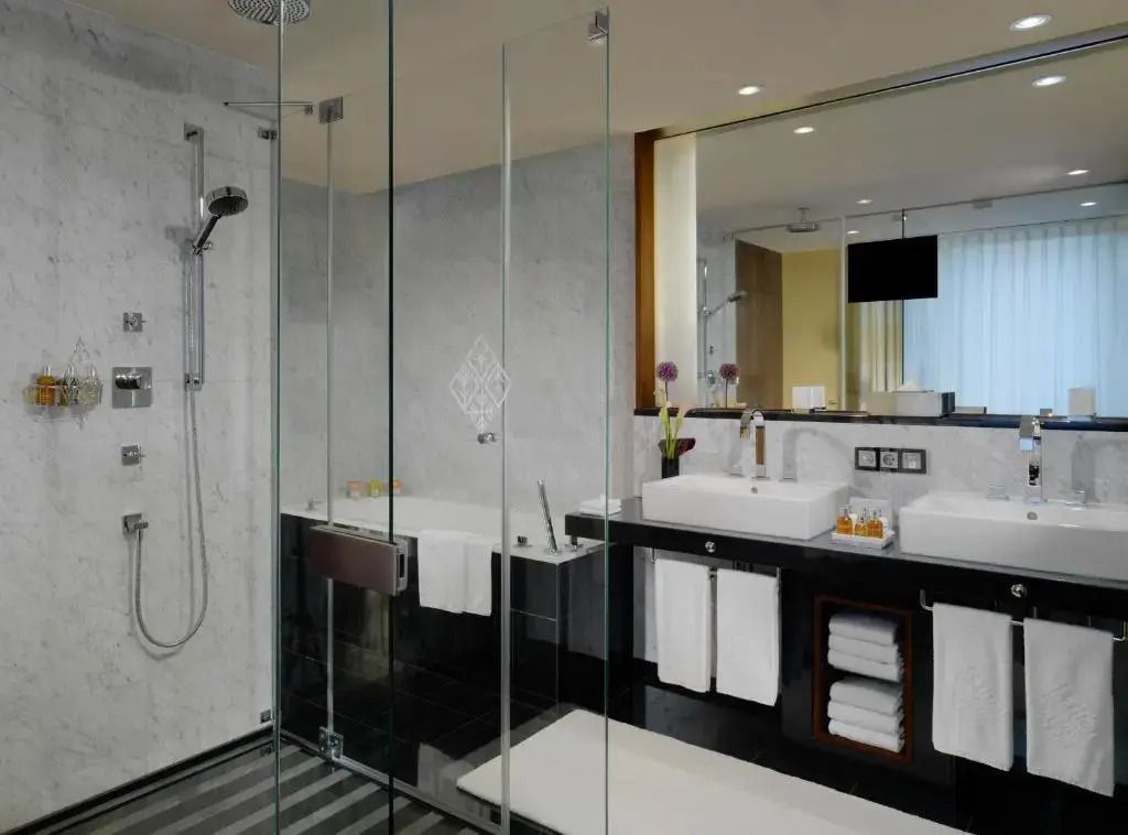 Luxuriöses Badezimmer mit Glasdusche und moderner Ausstattung im Signature Zimmer