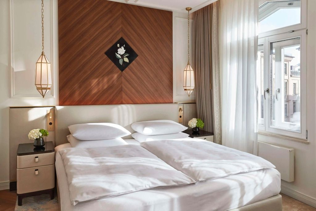 Elegant eingerichtetes Schlafzimmer mit Doppelbett in der Signature Suite des Hotel Vier Jahreszeiten Kempinski München