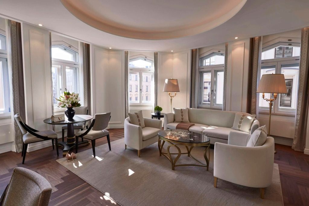Großzügiger Wohnbereich mit luxuriösen Möbeln in der Signature Suite des Hotel Vier Jahreszeiten Kempinski München