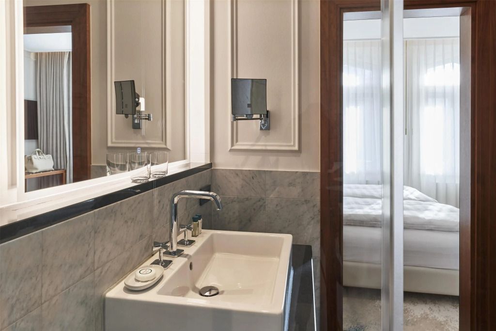 Modernes Badezimmer mit Waschbecken in der Signature Suite des Hotel Vier Jahreszeiten Kempinski München