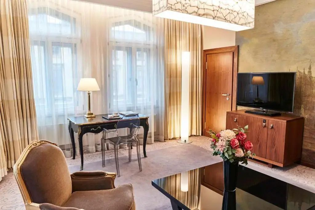 Helles Wohnzimmer mit Schreibtisch und eleganter Dekoration in der Superior Suite