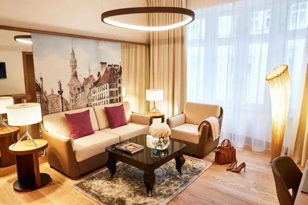Gemütlicher Sitzbereich mit Sofa und Tisch in der Superior Suite