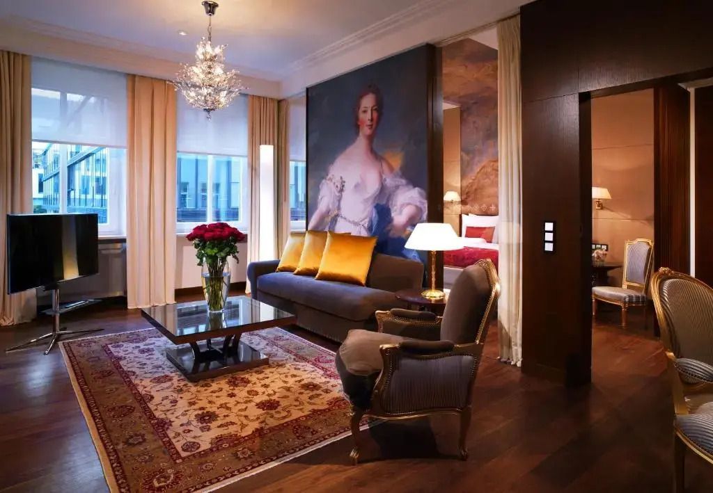 Luxuriöser Wohnbereich mit Kronleuchter und eleganten Möbeln