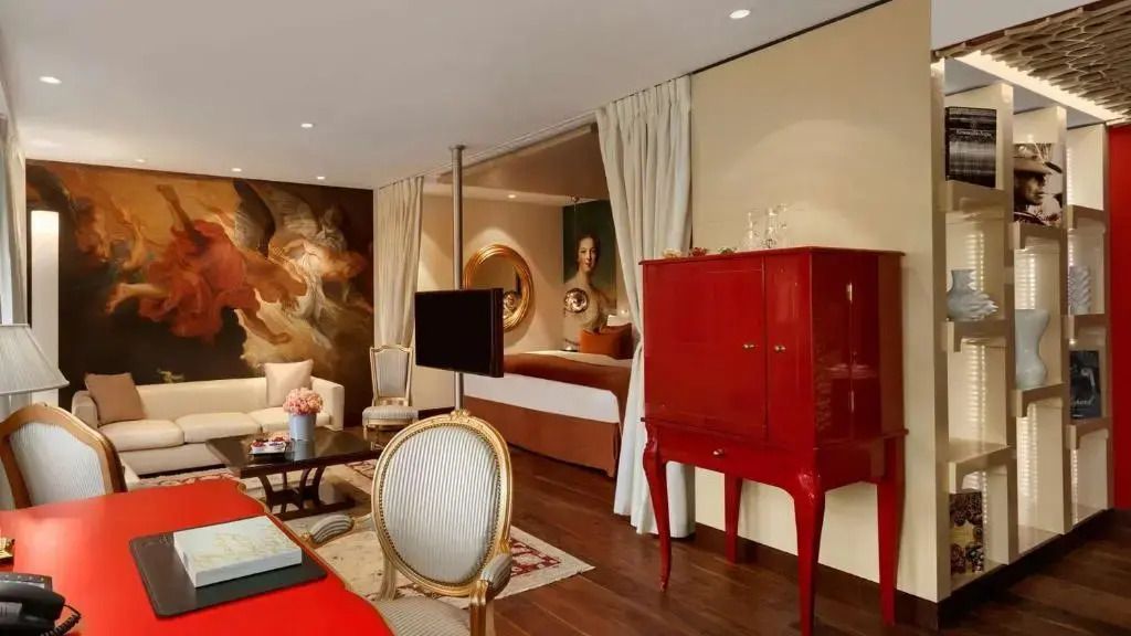 Eleganter Wohnraum mit kunstvollen Gemälden und roten Akzenten