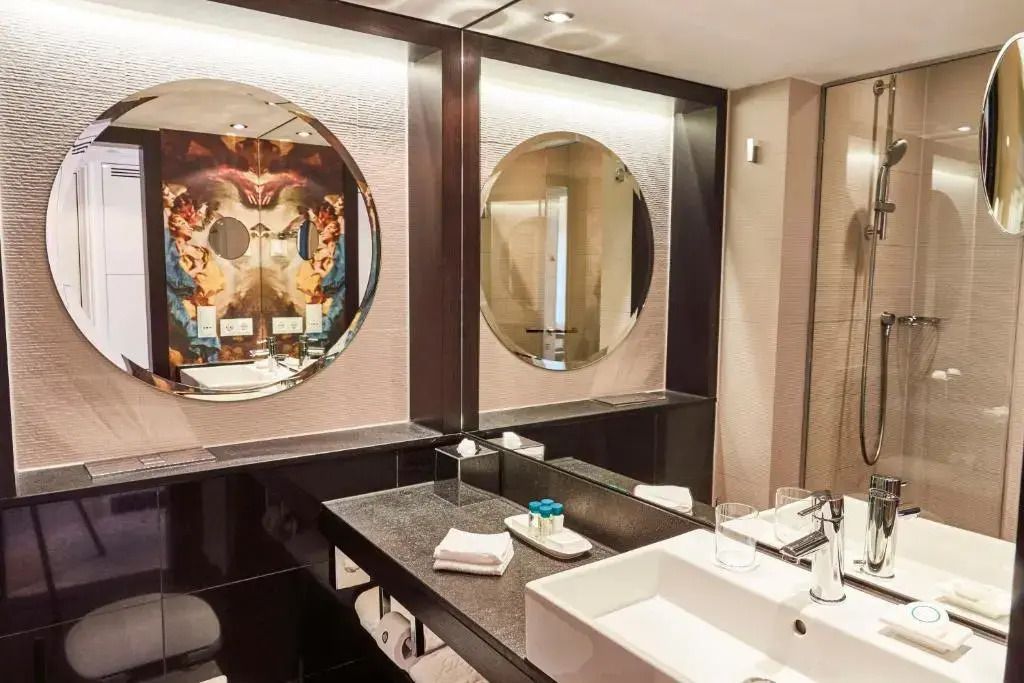 Modernes Badezimmer mit Doppelwaschbecken und großen Spiegeln