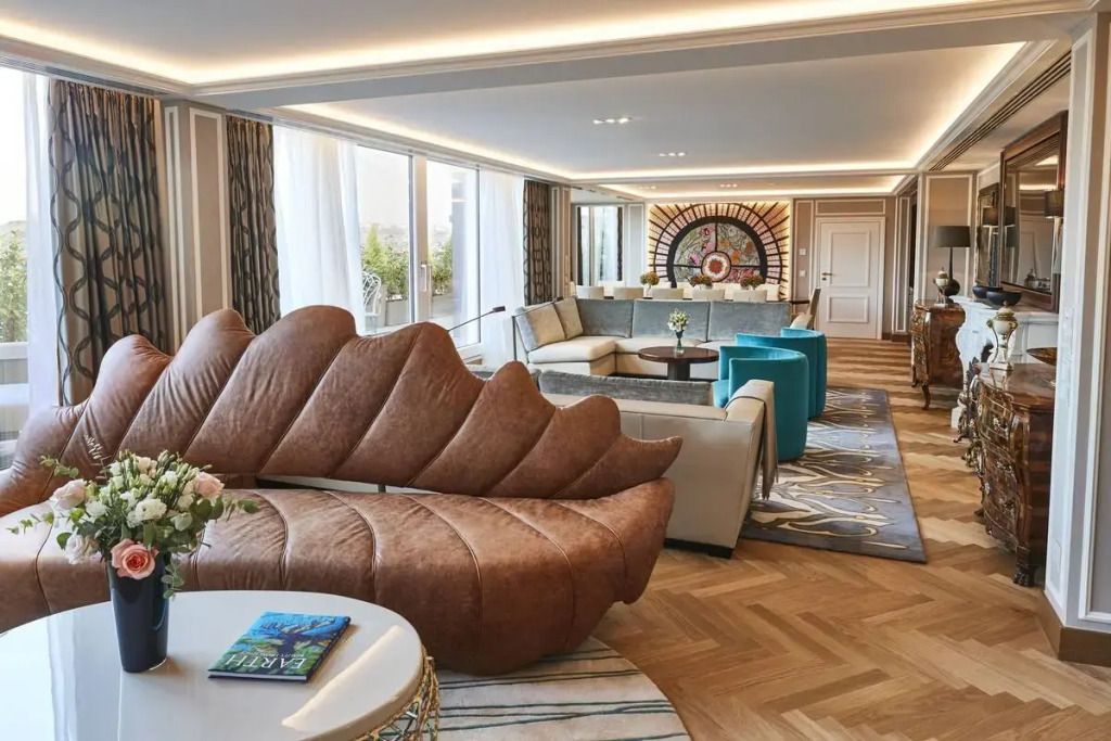 Moderner Wohnraum mit einzigartigem Designer-Sofa und großem Fenster