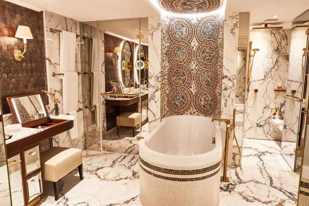 Prächtiges Badezimmer mit marmornem Design und Mosaikverzierungen
