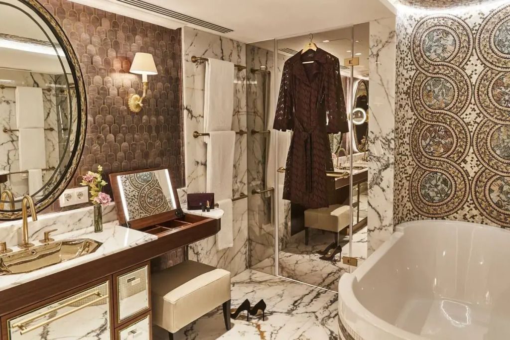 Luxuriöses Bad mit Marmordekor und stilvoller Einrichtung in der Theresien Suite