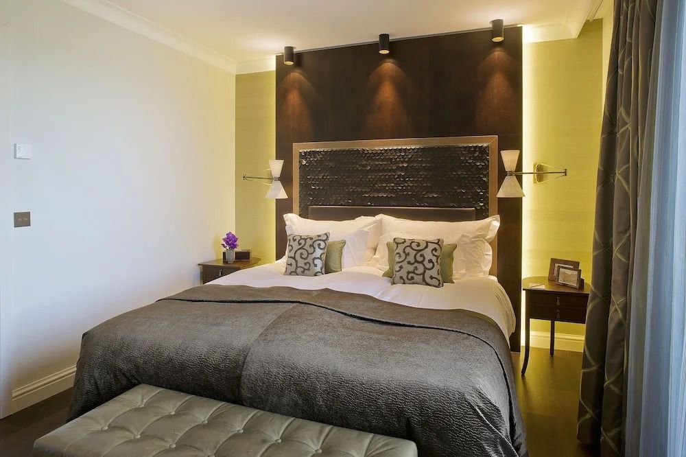 Deluxe Doppel Suite mit elegantem Doppelbett und Beleuchtung