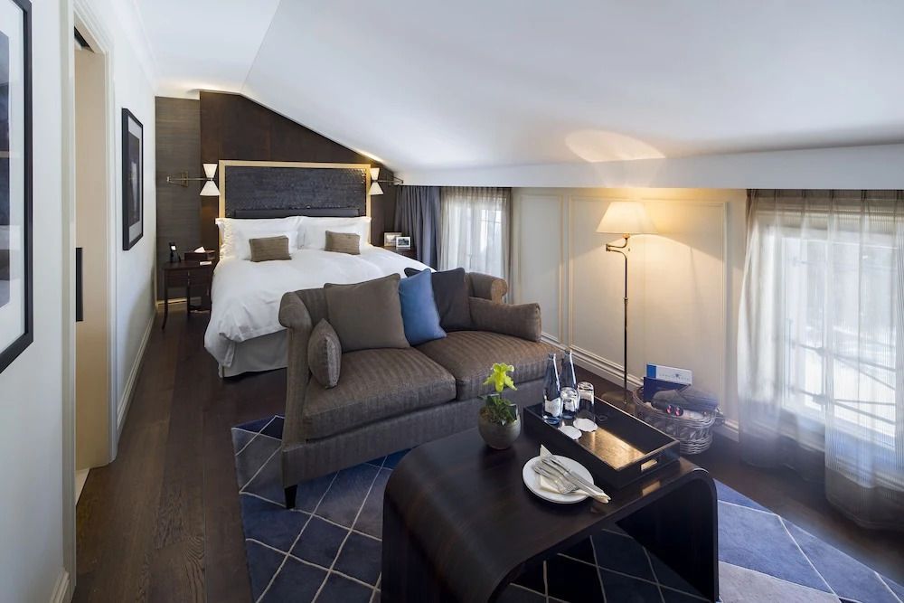 Elegantes Doppelzimmer mit Doppelbett und gemütlicher Sitzecke