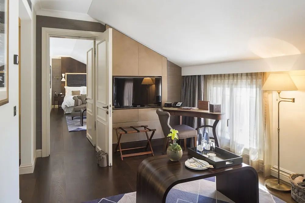 Modernes Zimmer mit Flachbildfernseher und Schreibtisch