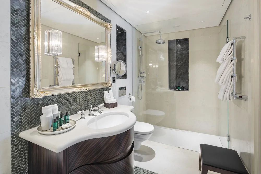 Elegantes Badezimmer mit moderner Dusche und stilvollem Waschbecken