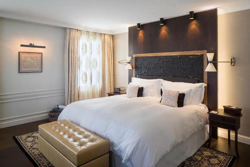 Elegantes Schlafzimmer in der Executive Suite mit großem Bett und stilvoller Beleuchtung