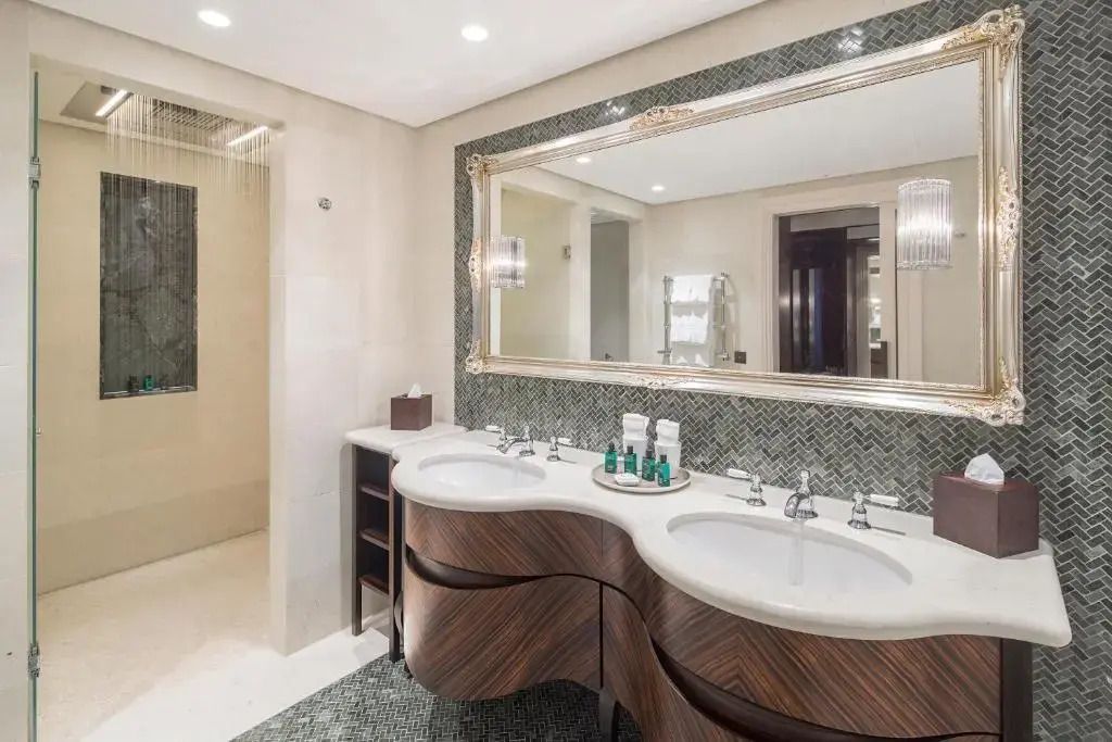 Modernes Badezimmer mit stilvollem Doppelwaschbecken und großem spiegelndem Rahmen