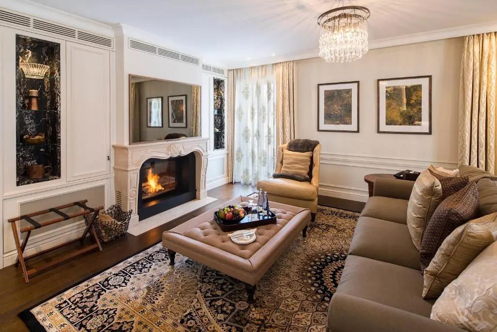 Gemütliches Wohnzimmer in der Suite mit Kamin und eleganter Sitzecke