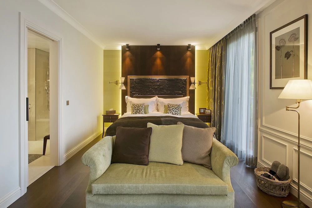 Elegante Junior-Suite mit gemütlichem Sofa und luxuriösem Bett