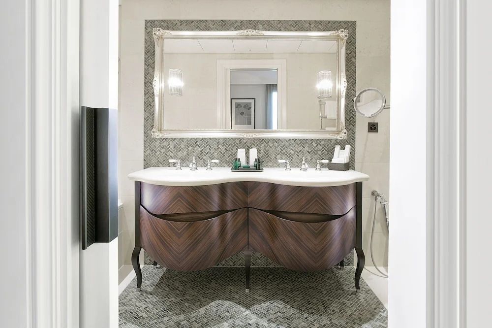 Elegantes Badezimmer mit Waschtisch und großem Spiegel