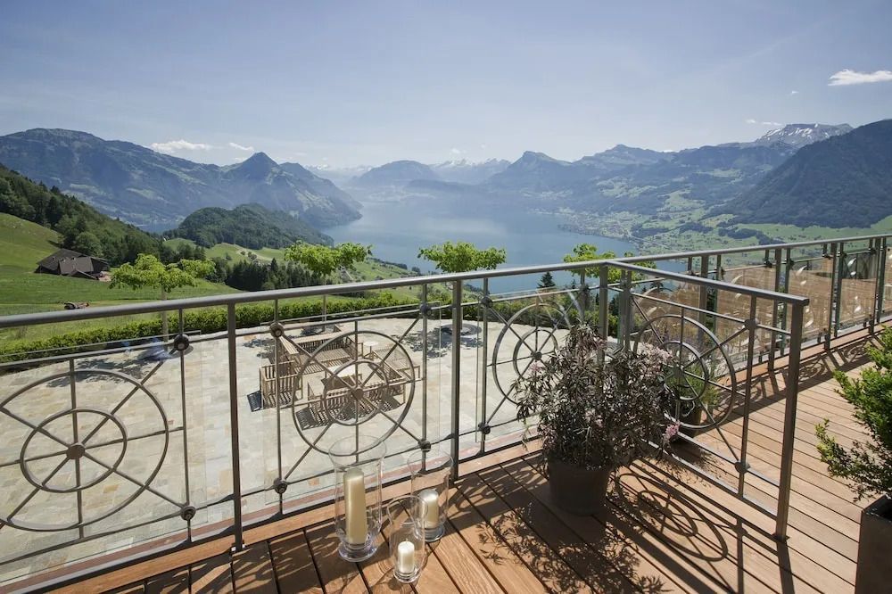 Balkon mit traumhaftem Alpenpanorama und See an einem klaren Tag