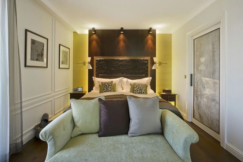 Klassisches Doppelzimmer im Hotel Villa Honegg mit stilvollem Interieur
