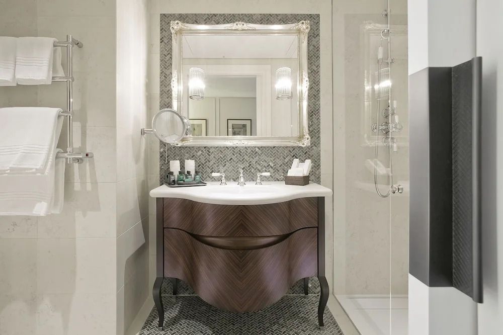 Elegantes Badezimmer mit stilvollem Waschtisch und großem Spiegel