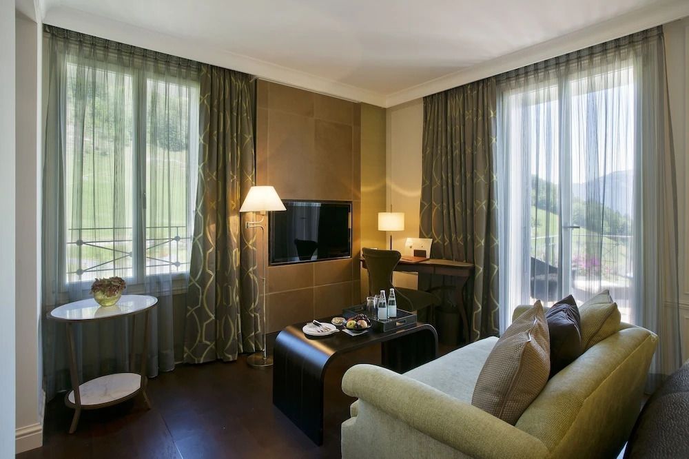Gemütliches Doppelzimmer mit Fernseher und Arbeitsbereich im Hotel Villa Honegg