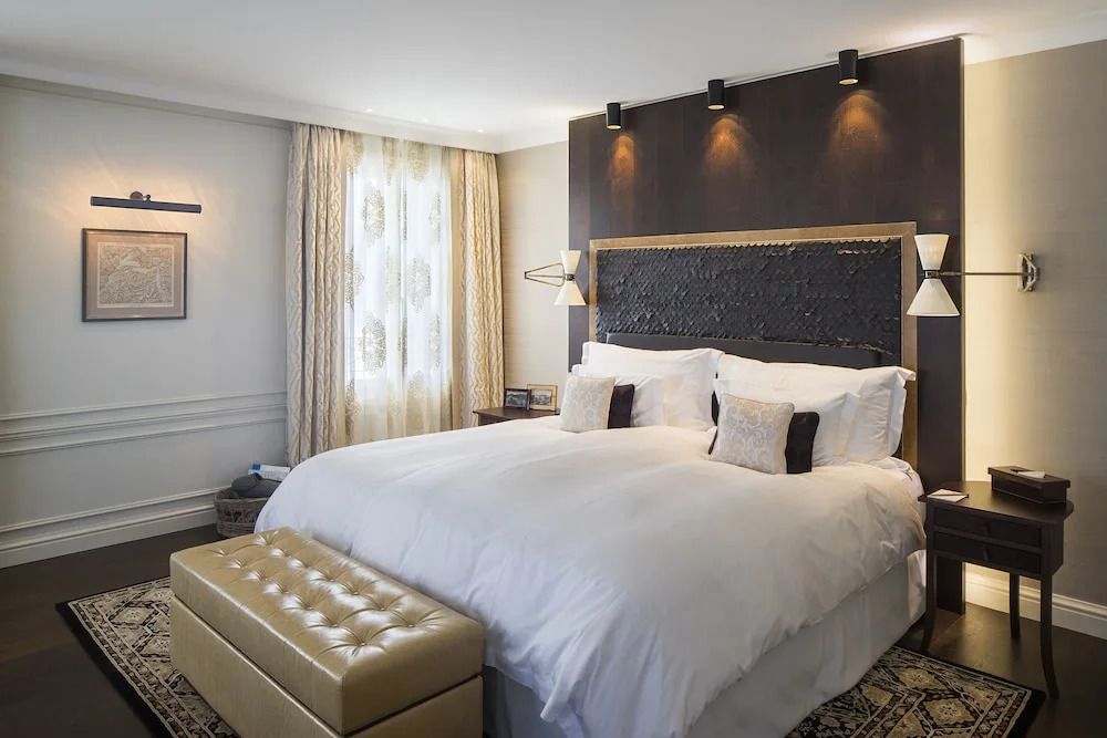 Komfortables Doppelbett in stilvoll eingerichteter Suite mit eleganter Beleuchtung
