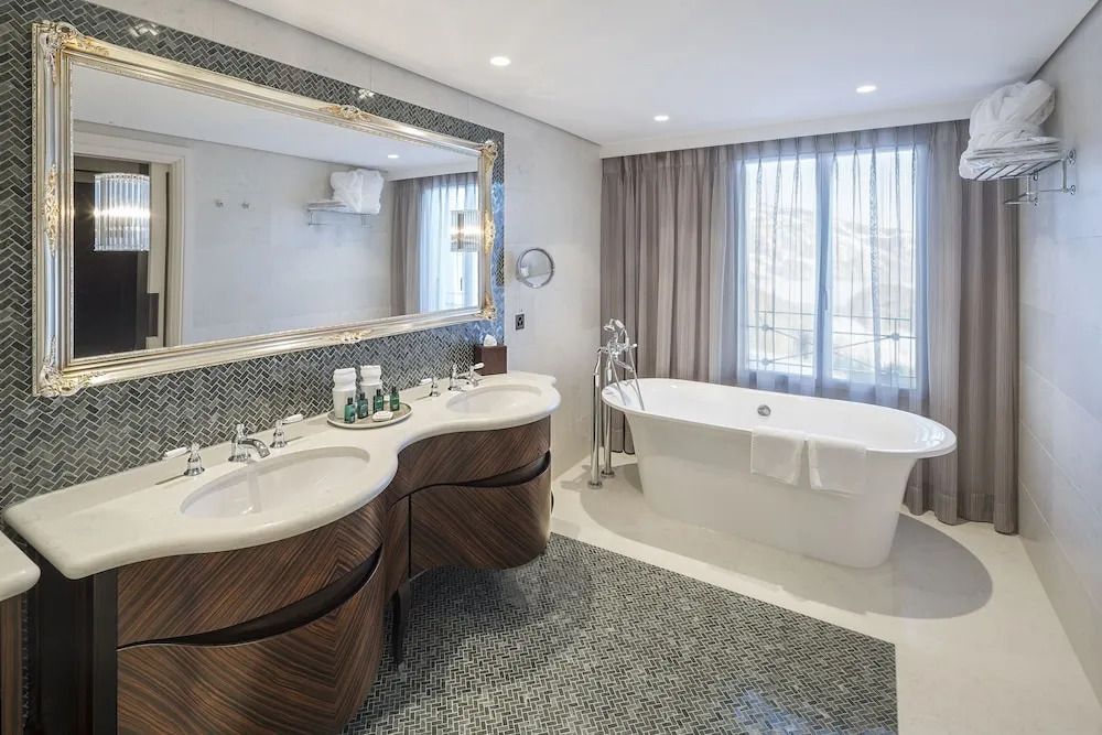 Luxuriöses Badezimmer mit freistehender Badewanne und Doppelwaschbecken