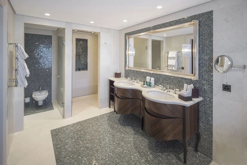 Elegantes Badezimmer mit Doppelwaschbecken und großen Spiegeln