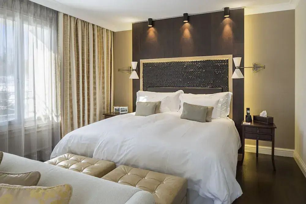 Elegantes Standard Doppelbett mit bequemen Kissen im Hotelzimmer