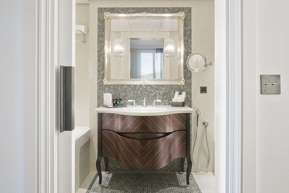 Modernes Badezimmer mit stilvollem Waschbecken und großem Spiegel