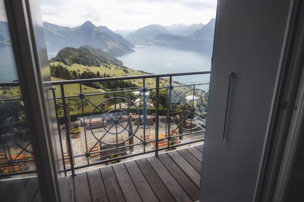 Balkonblick auf den See und die umliegenden Berge