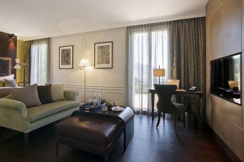 Elegantes Superior Doppelzimmer mit Balkon und Seeblick sowie stilvoller Einrichtung