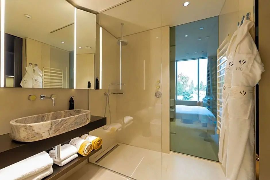 Modernes Badezimmer mit Regendusche und Marmordetails im Hotel Viu Milan