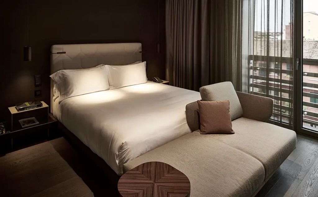 Modernes Deluxe-Doppelzimmer mit großem Bett und eleganter Beleuchtung